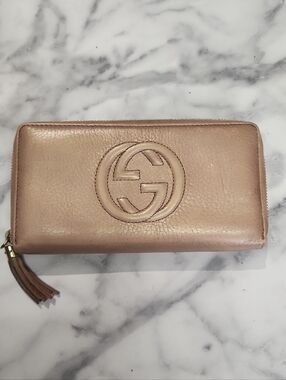 Authentic Light Pink Shimmery Leather Gucci Soho Lonh Zippy Wallet